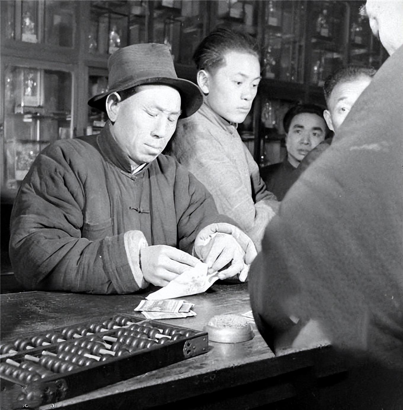 2021年9月8日,在沈阳市的一家新华书店里,一位收藏家拿出了他珍藏已久