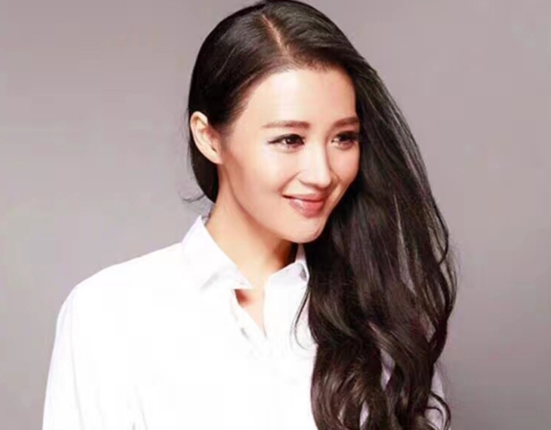 回顾白庆琳被公司雪藏嫁硬汉徐僧生女离婚后活成自己的老公