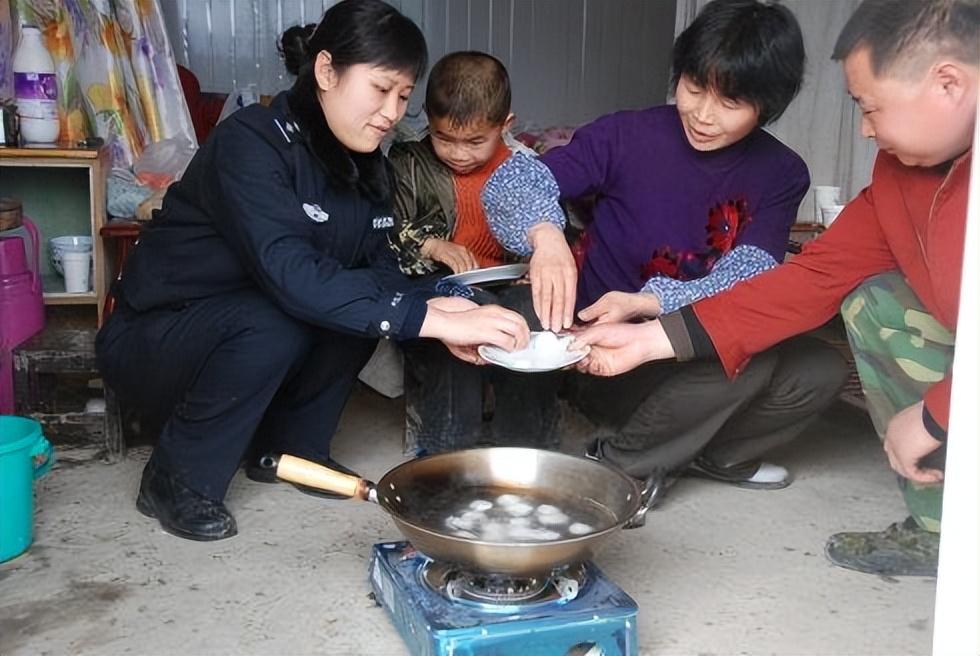 孩子根本就不愿意喝米粥,而是一个劲的找妈妈,同时也是担心女儿的安危