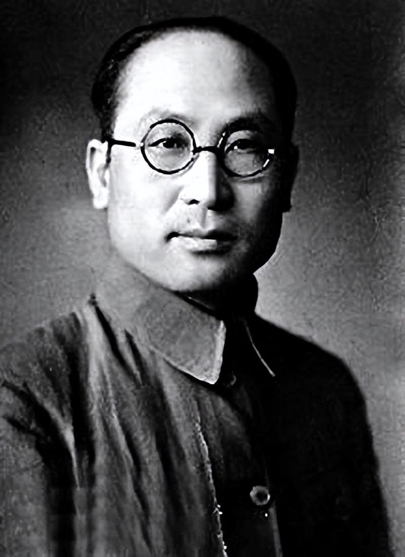 2021年9月8日,在沈阳市的一家新华书店里,一位收藏家拿出了他珍藏已久