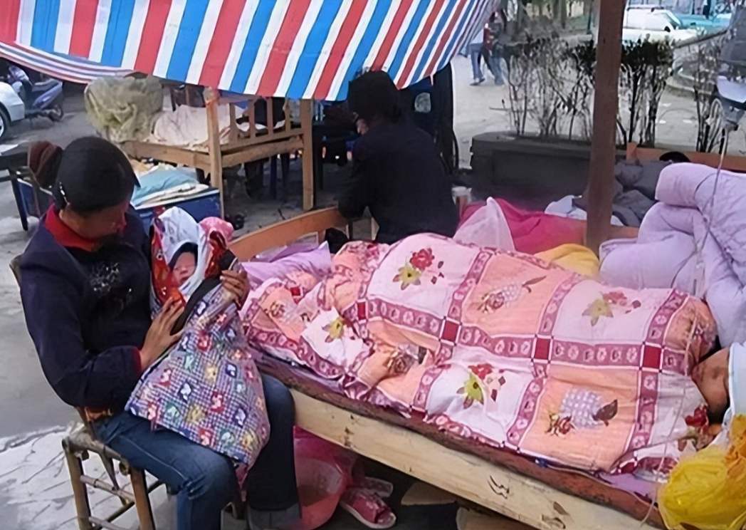 孩子根本就不愿意喝米粥,而是一个劲的找妈妈,同时也是担心女儿的安危