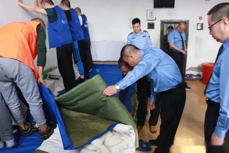 标题:揭秘武警与看守所嫌疑犯生活