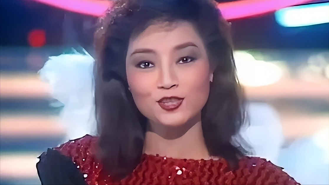 徐小凤当年有多火?为什么被人称作"香港夜莺"