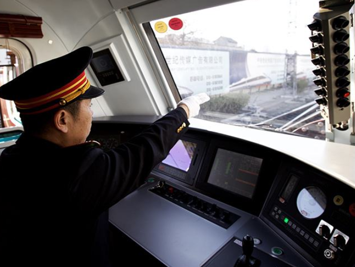 二,危急关头,智拦火车