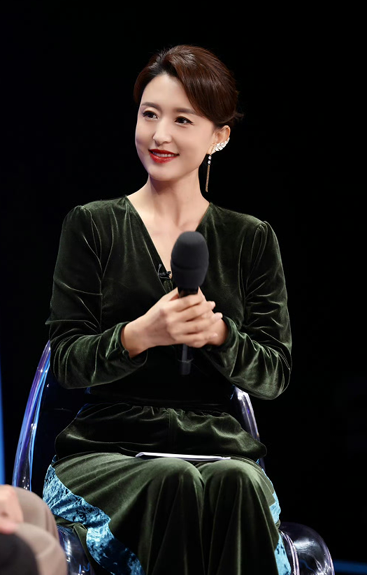 话说张蕾回到家乡阳泉后,以二种姿态展现自己|央视最美主持人