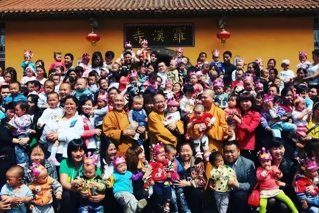 孩子根本就不愿意喝米粥,而是一个劲的找妈妈,同时也是担心女儿的安危