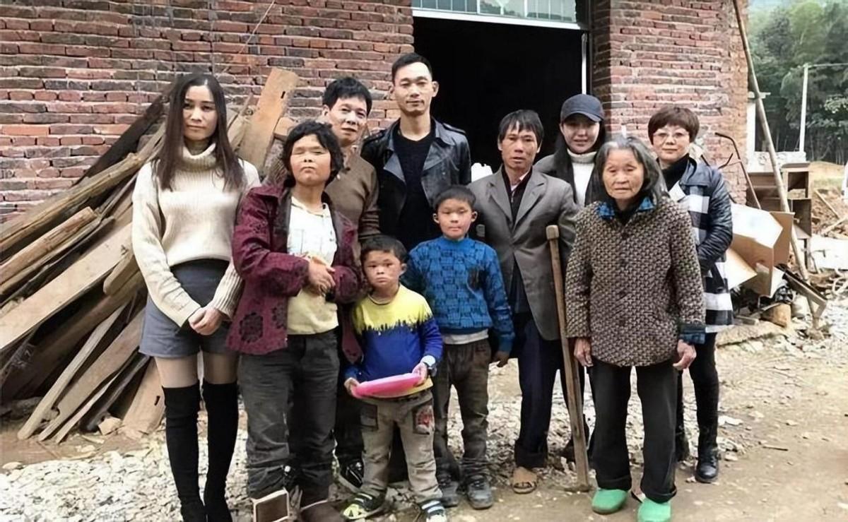 现在的铁嘉欣依旧在大坪村小学中上学,虽然火了一段时间,但是她并没有
