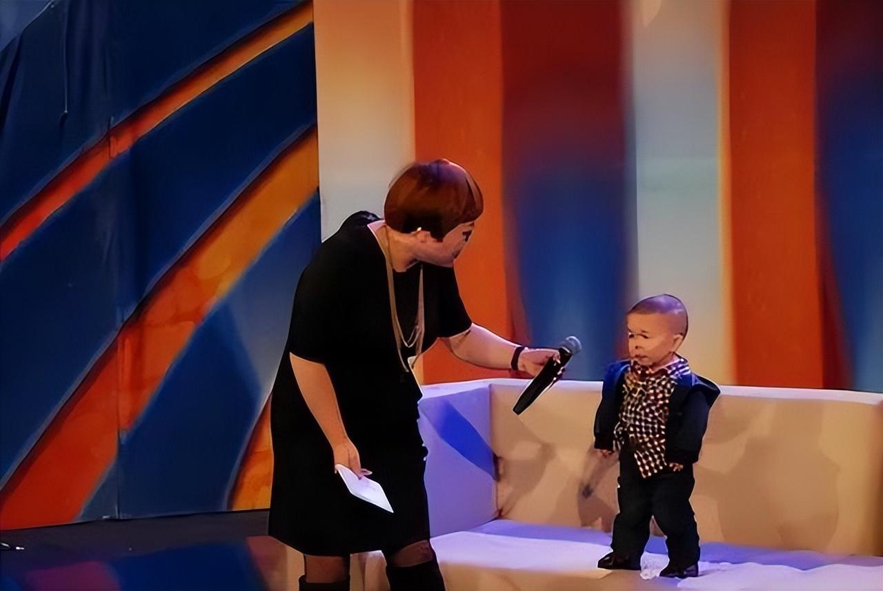 回顾袖珍人吴康:33岁身高72厘米,手掌不足1瓶盖大,靠拼图成功逆袭