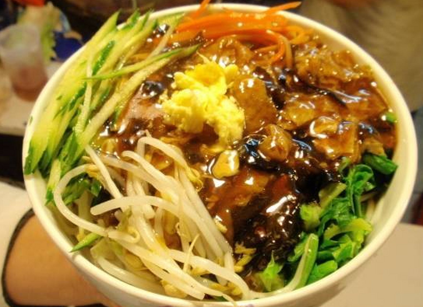 天津捞面,清朝末年流传至今!热腾滕的面条搭配丰盛配料满足你的味蕾.