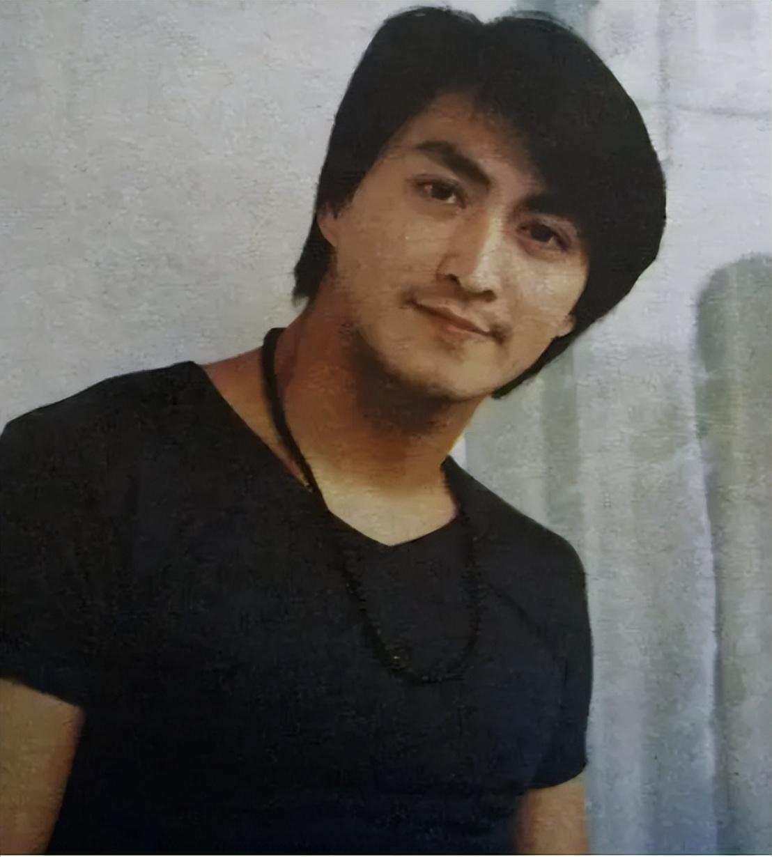 何家劲发开工红包惹争议穿着清凉状态似40岁知情人晒证据回击