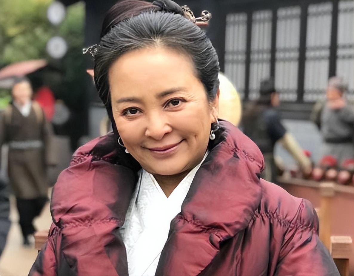 周海媚爱犬被演员李勤勤收养和狗狗互动超有爱粉丝可以放心了