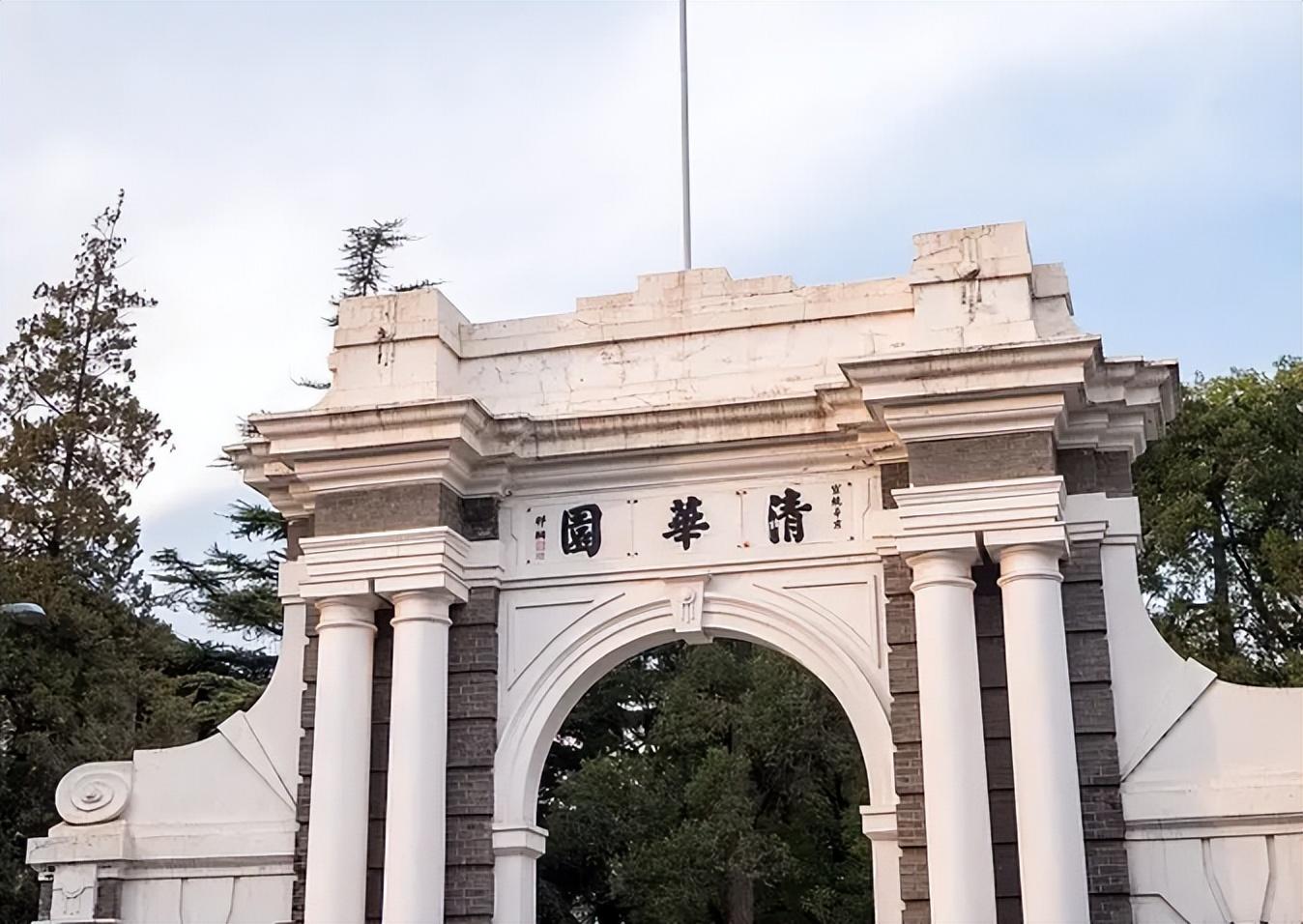 李睿,北京人,可谓从小就过着少爷般的生活,吃穿用度,父母都给他同龄人