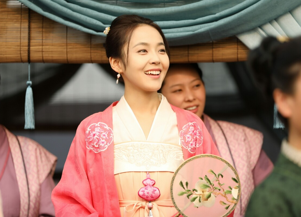 她如一株纯净高贵不染尘埃的白玫瑰张佳宁的坚韧与执着