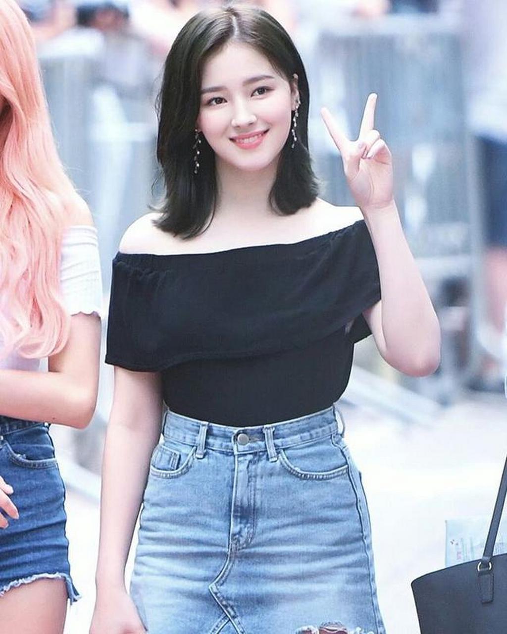 李承利以微胖身材在娱乐圈中展现出独特魅力,引发关于美的热议.