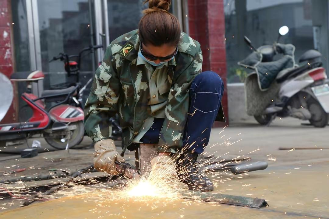 回顾电焊工女孩罗雨只有一条腿被300多个男生表白现怎样