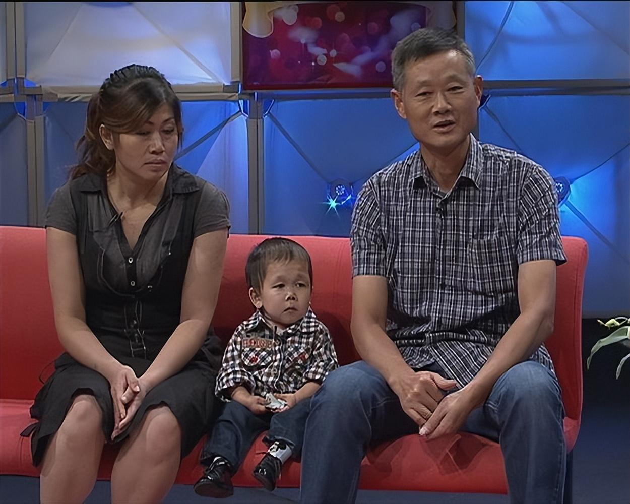 回顾袖珍人吴康33岁身高72厘米手掌不足1瓶盖大靠拼图成功逆袭