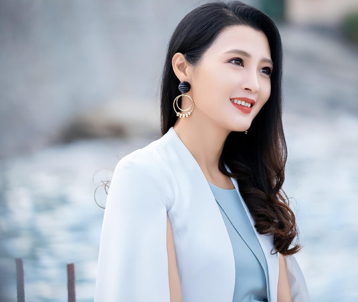 回顾白庆琳被公司雪藏嫁硬汉徐僧生女离婚后活成自己的老公