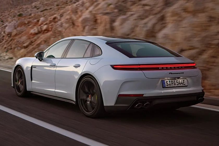 保时捷 panamera 新增两款混动车型,动力更强,续航更长