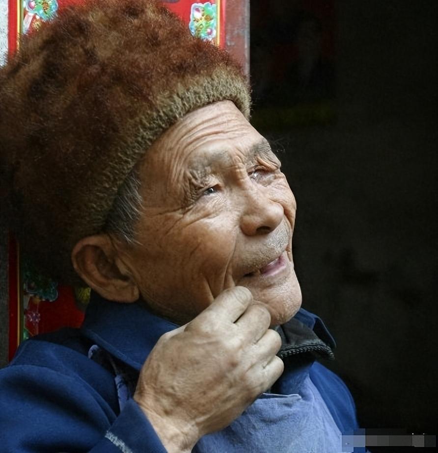 回顾85岁大爷身高只有98厘米却已结婚五次征婚时30多人排队