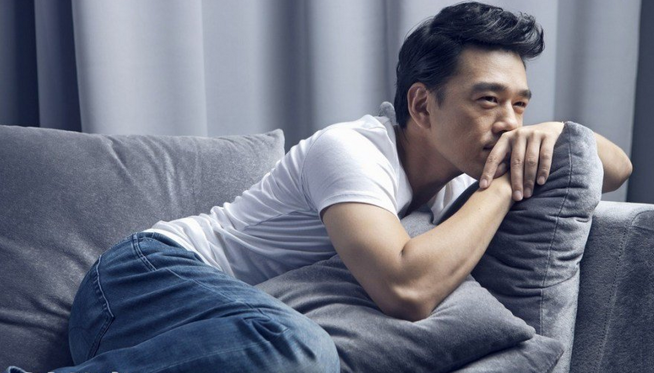 王耀庆抓肌肉男的胸? 大家觉得这位照片中的男人是王耀庆吗?