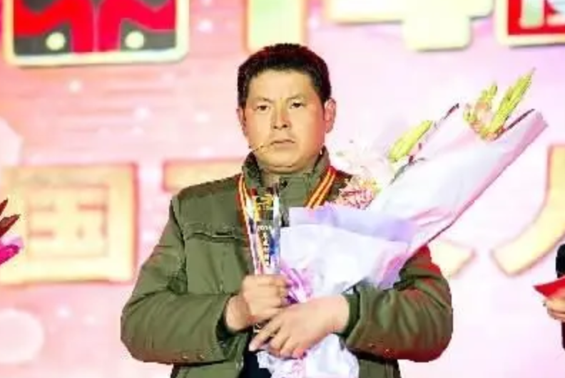 卢伟奔向羊群所在的地方,紧赶慢赶地到了之后,望着山洞里白花花的羊群