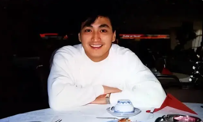 何家劲发开工红包惹争议穿着清凉状态似40岁知情人晒证据回击