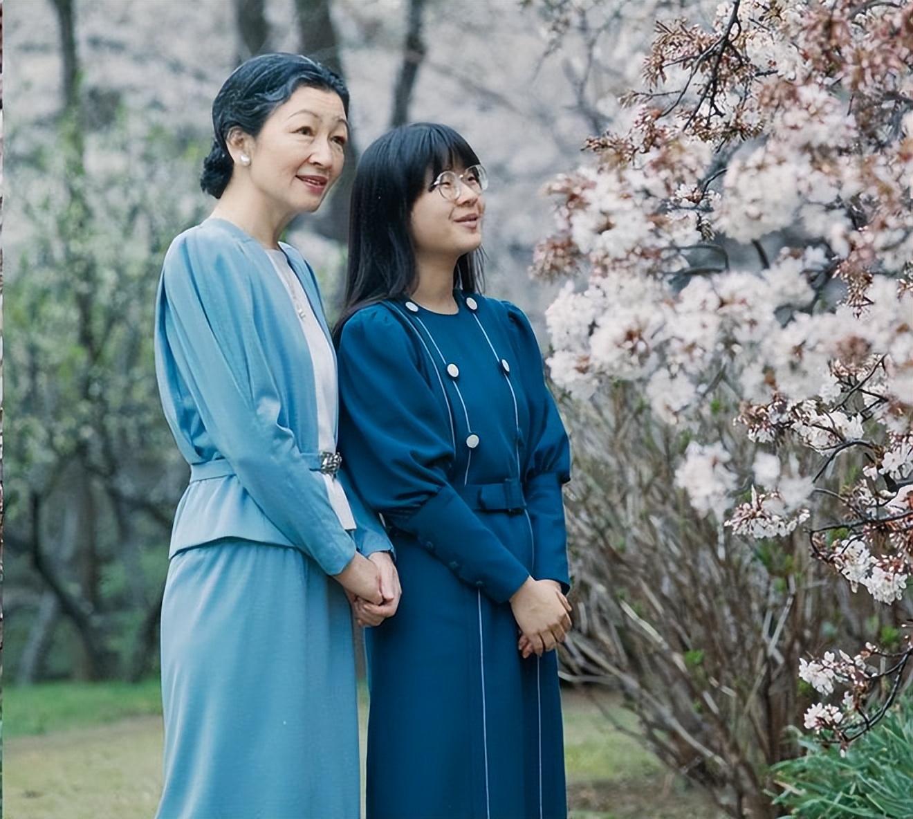 美貌基因强大的雅子,嫁给德仁天皇生下其貌不扬的爱子公主后,人们纷纷