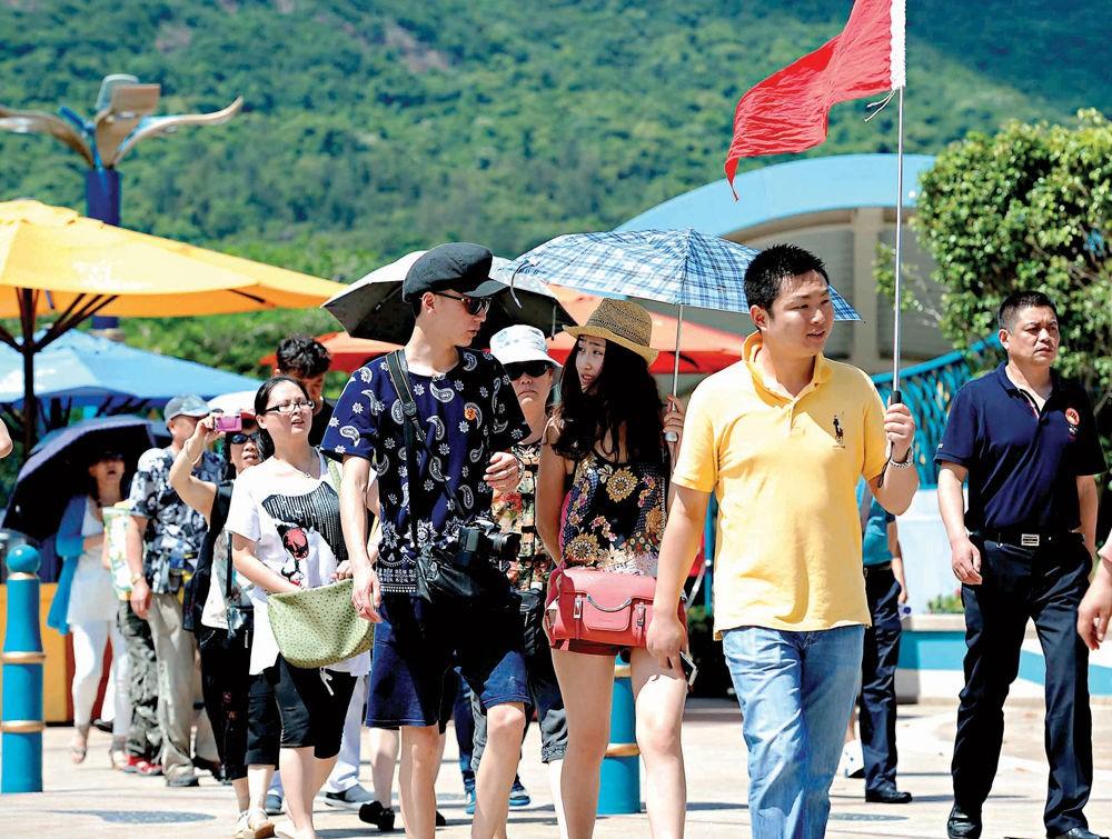 回顾49岁男导游中暑身亡:家中独子,未婚无子,此前年收入几十万