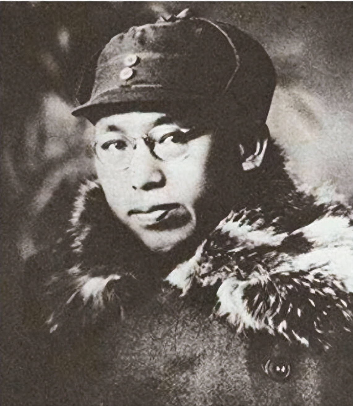 29年他携带厚礼投奔红军,16年征战仅升半职,为其授勋罗荣恒犯难