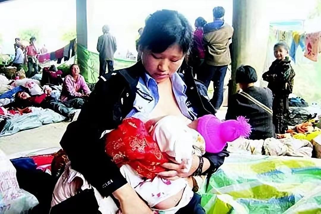 孩子根本就不愿意喝米粥,而是一个劲的找妈妈,同时也是担心女儿的安危