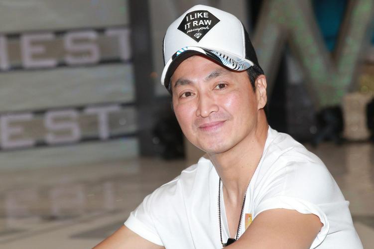 何家劲发开工红包惹争议穿着清凉状态似40岁知情人晒证据回击