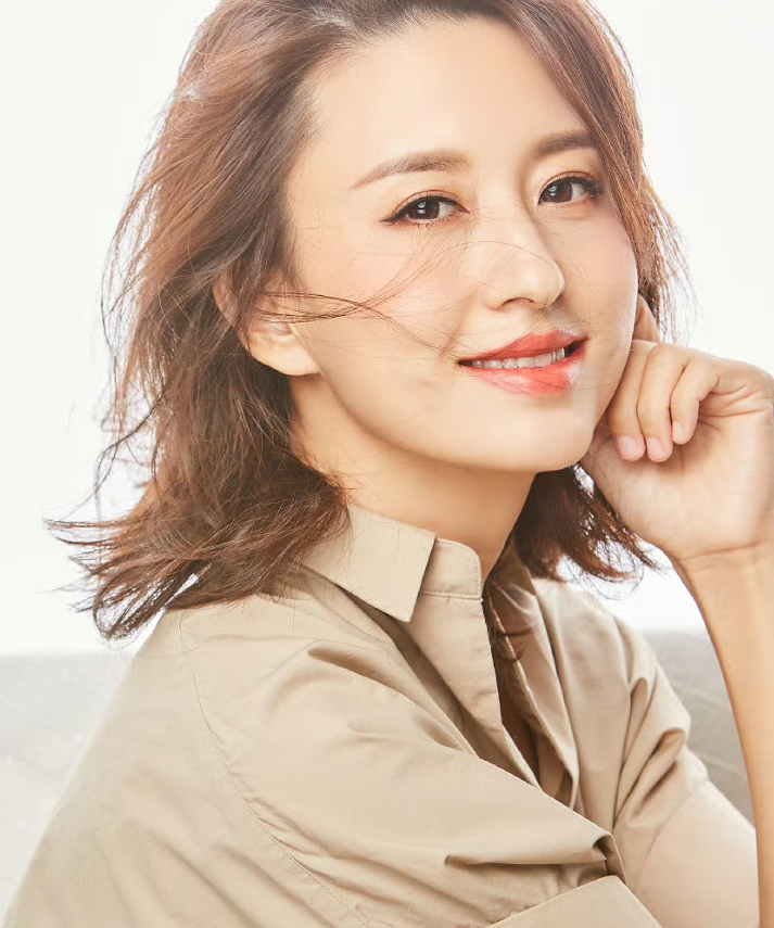 话说张蕾回到家乡阳泉后以二种姿态展现自己央视最美主持人