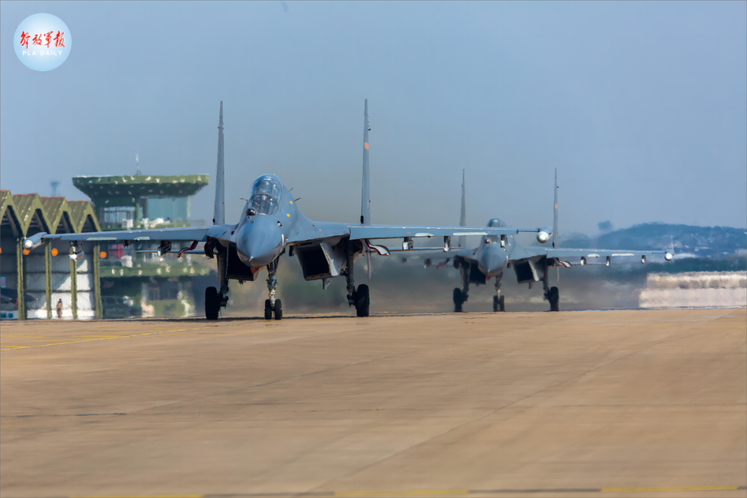 战鹰出击!空军某场站开展跨昼夜飞行保障训练