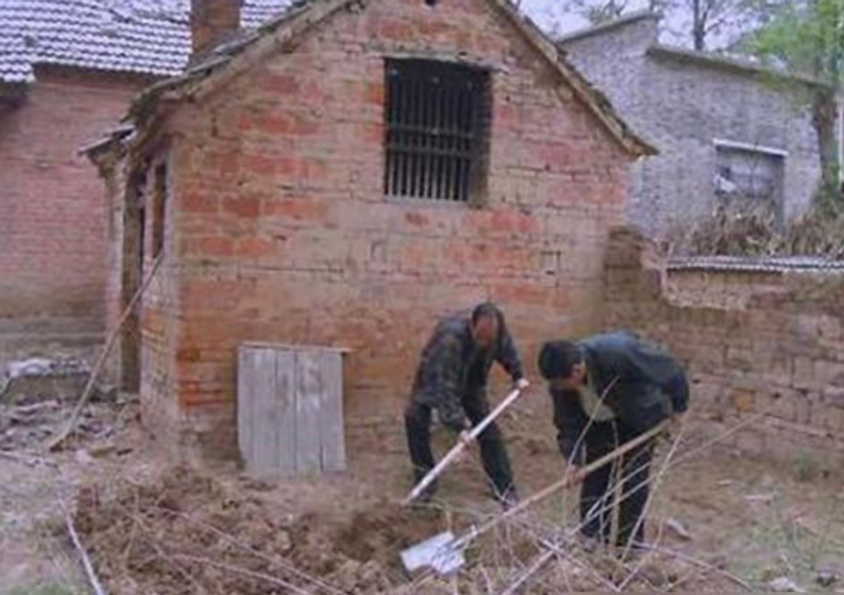 2001 年,河南一男子自制"智能木马",17名少年体验后离奇失踪