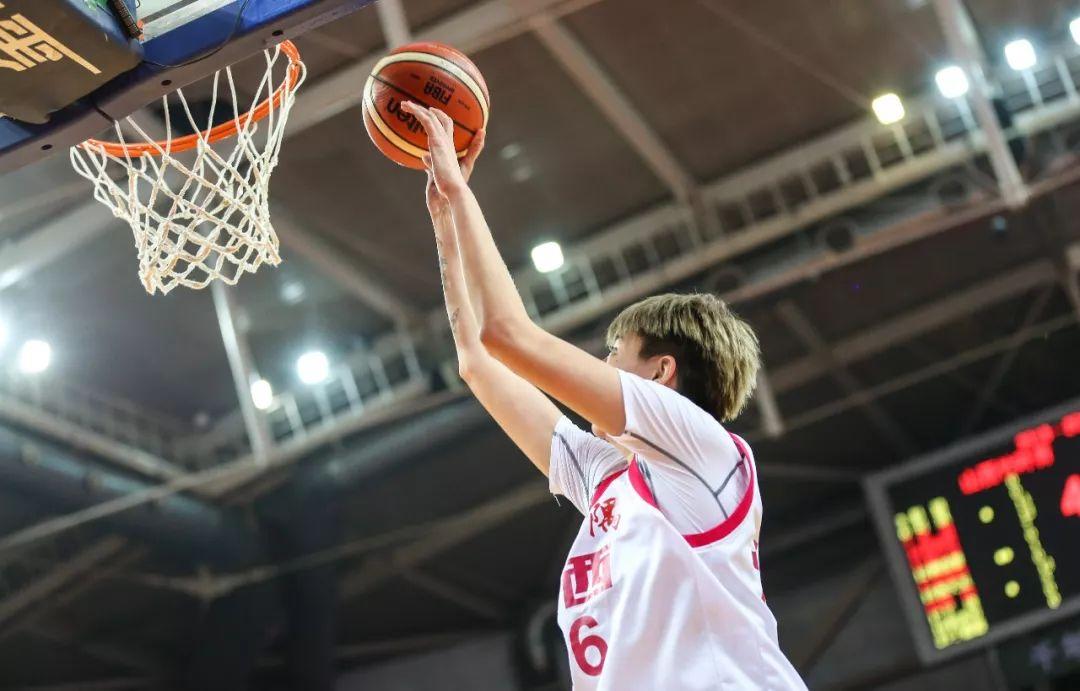 1989年,魏伟出生于山西太原的一户体育世家,自打出生起就跟篮球结下了