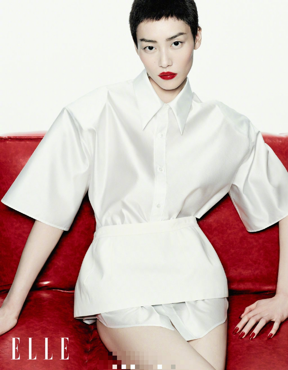 刘雯寸头# 刘雯以寸头黑裙登《elle》三月刊封面.