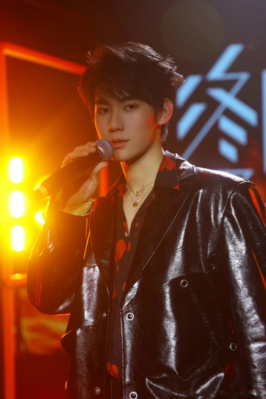 神仙瞬间",带你领略时代少年团魅力担当  一批堪称"神图"的张真源照片