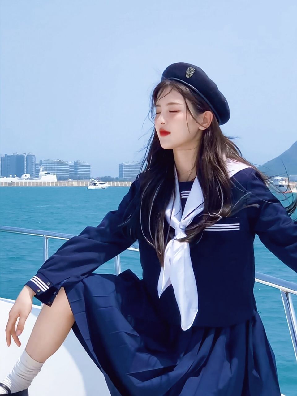 杨超越jk学院风制服穿搭,青春无敌了  我走近一看,才发现这个女孩竟然