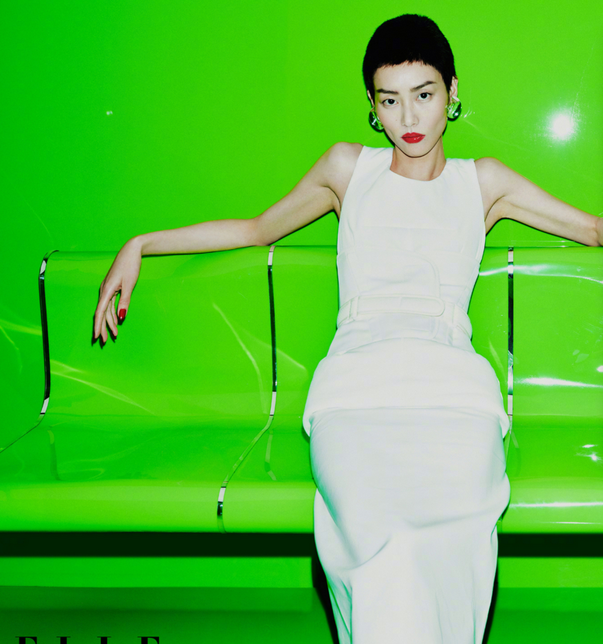 刘雯以寸头造型登上了elle三月开季刊的封面,展现出她独特的气质和