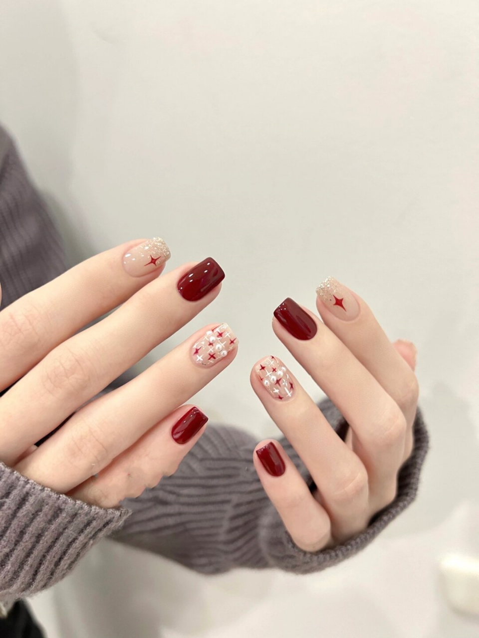新年红色美甲分享  98亲爱的美甲控们,新年到了,怎么能少了一款亮眼