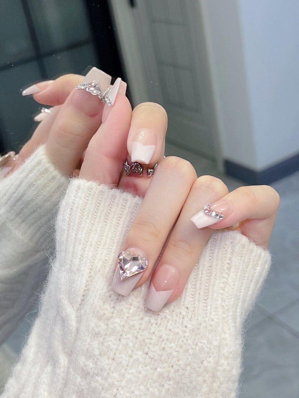 温柔淡粉色纯欲法式美甲甲真滴一眼心动惹  🌸淡粉色的底色,宛如