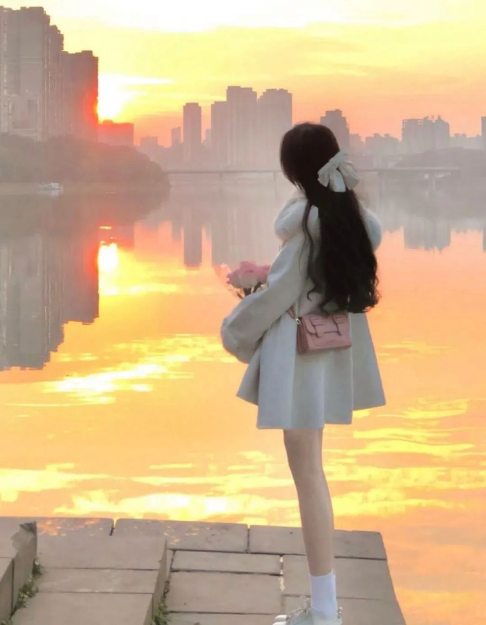 夕阳西下,不露脸的侧身照,有美腿,也有感觉 夕阳是很有意境美的.