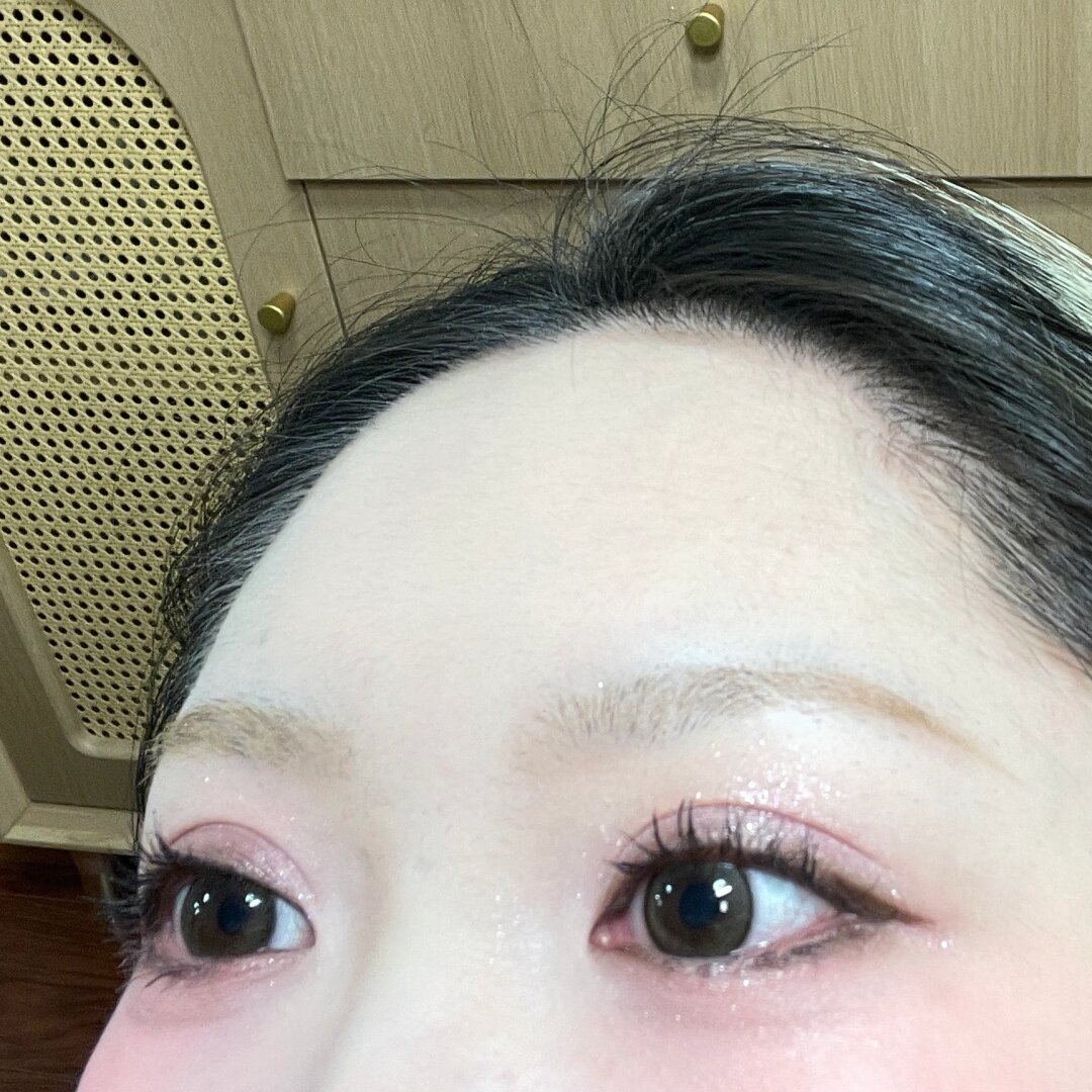 它的色调淡得恰到好处,即使是深色块上眼,也不会破坏整体粉色的温柔