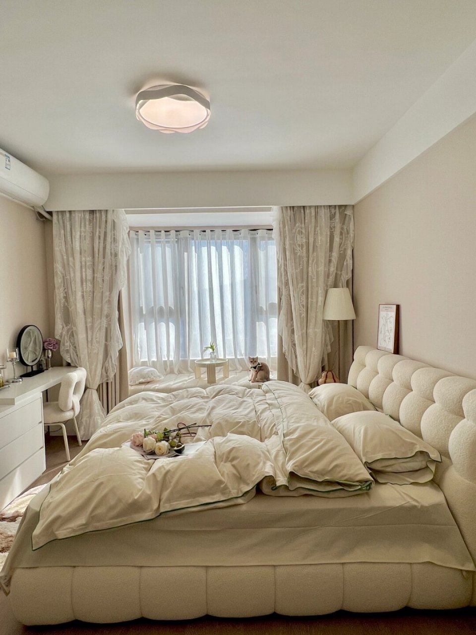 软软的棉花糖床换上新的四件套 在奶油花边吸顶灯的照射下 房间的每一