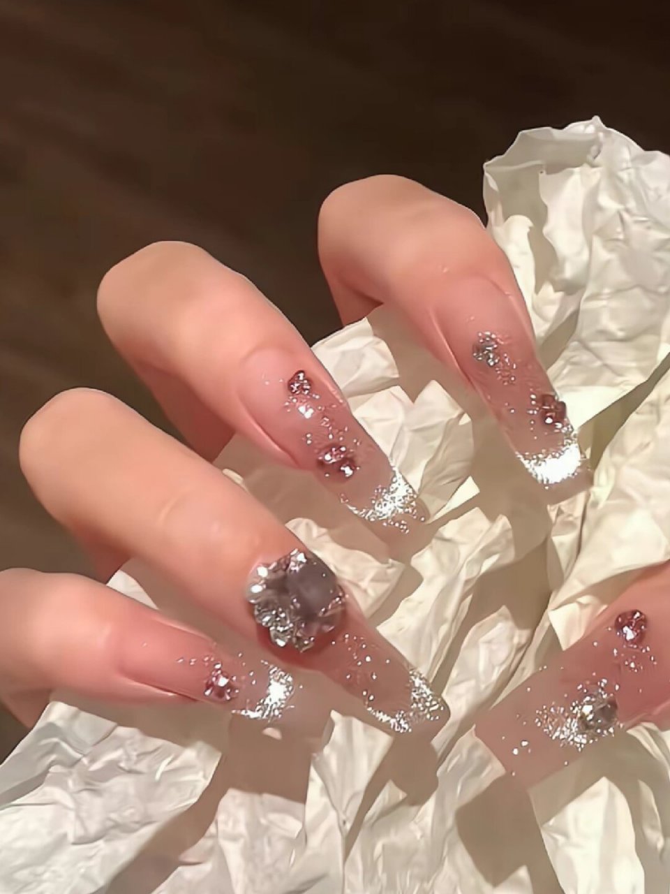 闪闪的指甲盖太绝了  每次看到自己的手指甲盖闪烁着迷人的光芒,我都