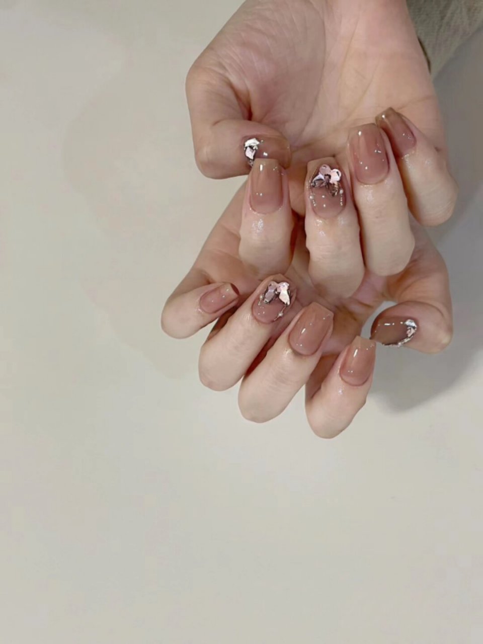 今天给大家带来一款裸色系贴钻美甲款式,简约而不失华丽,让你的指尖