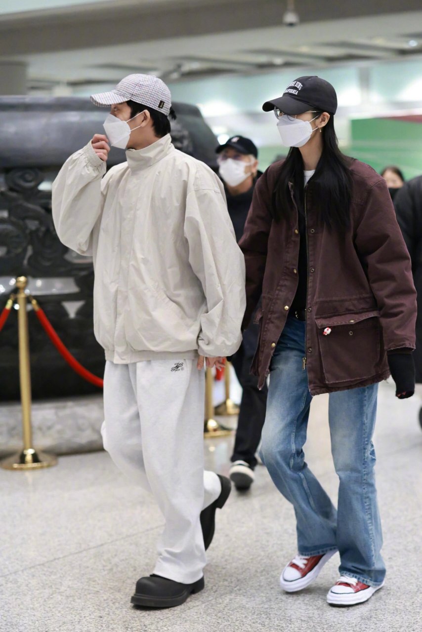 井柏然和刘雯牵手 井柏然和刘雯在机场上演了一场"手牵手"的甜蜜戏码