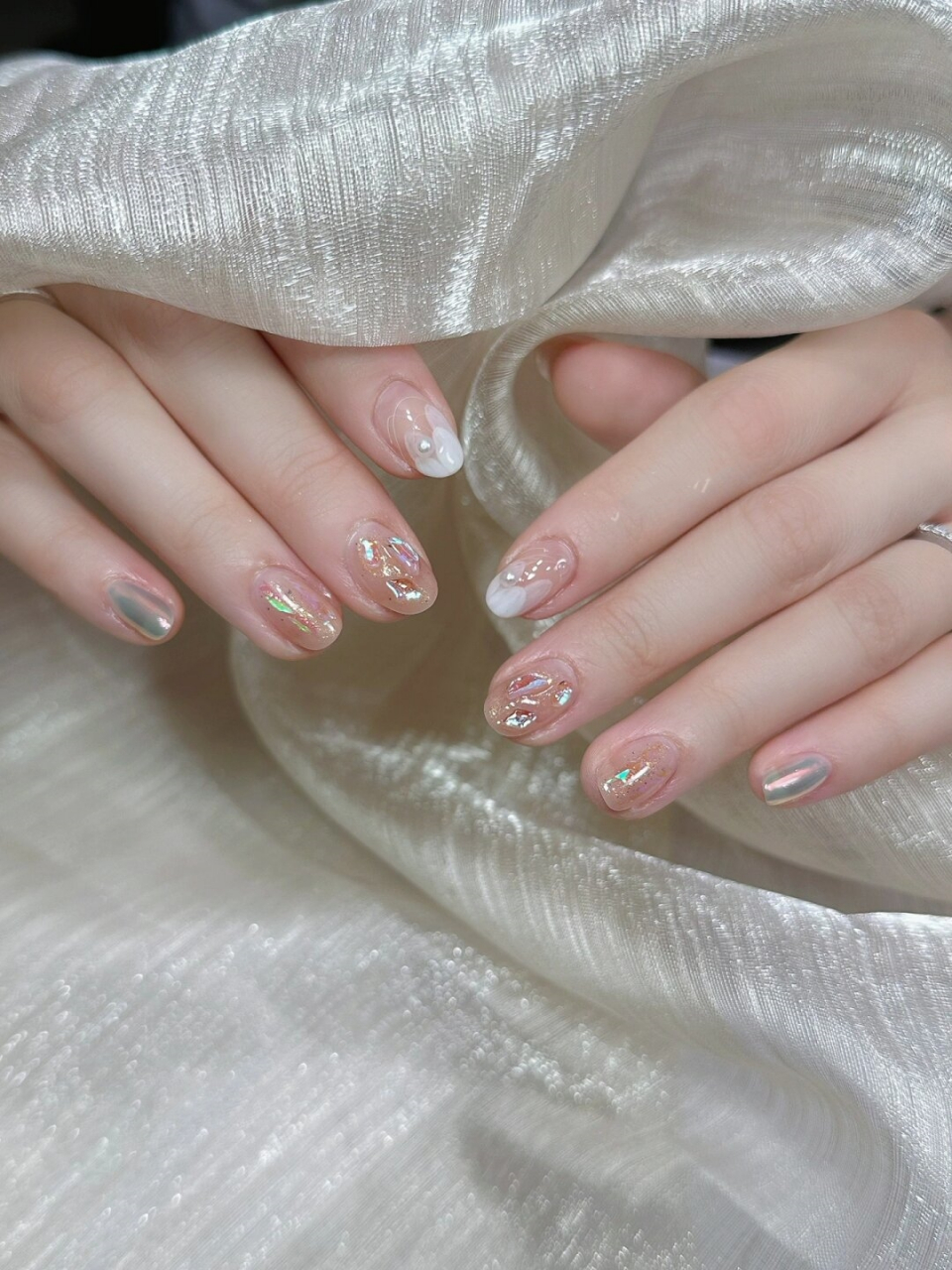 美甲裸色气质鱼尾极光玻璃纸清新  初夏的微风轻拂,裸色美甲如同细腻