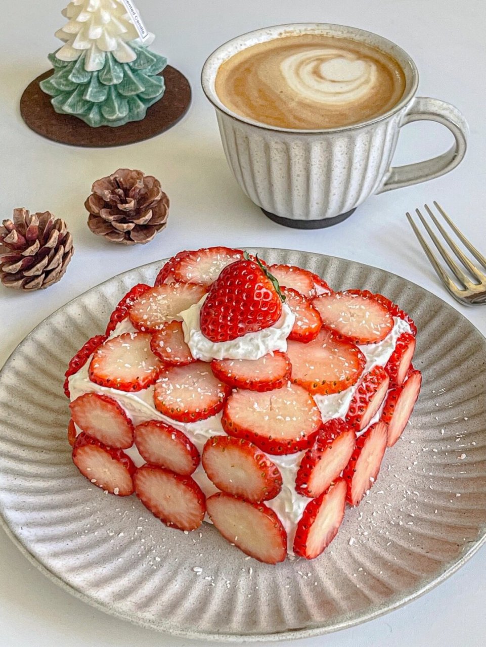 只需要准备吐司切去四边(任何吐司都可以) 吐司抹酸奶摆草莓,再抹