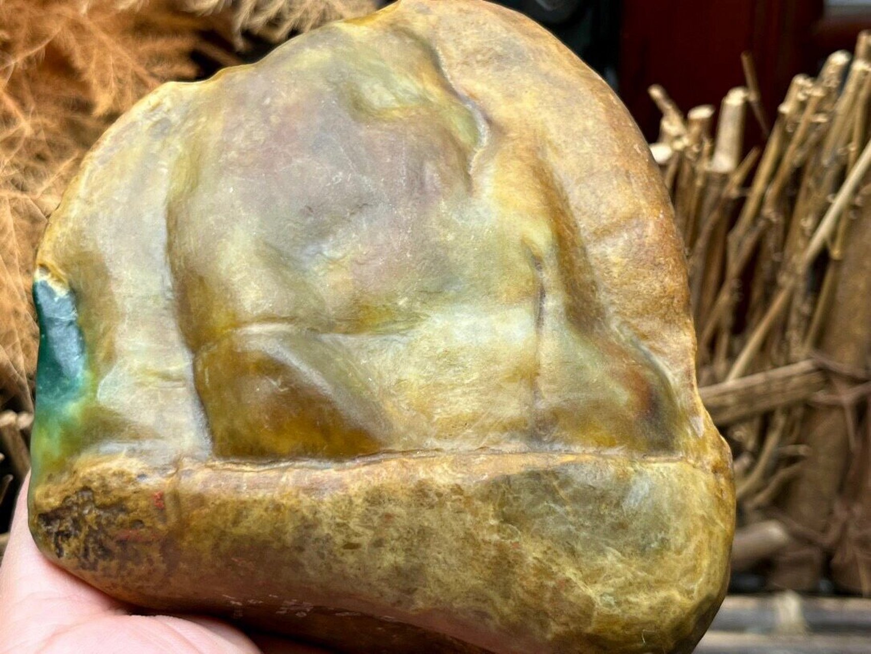 点击头像看直播# #翡翠原石#水石的皮壳通常称为水皮,因其表面光滑无